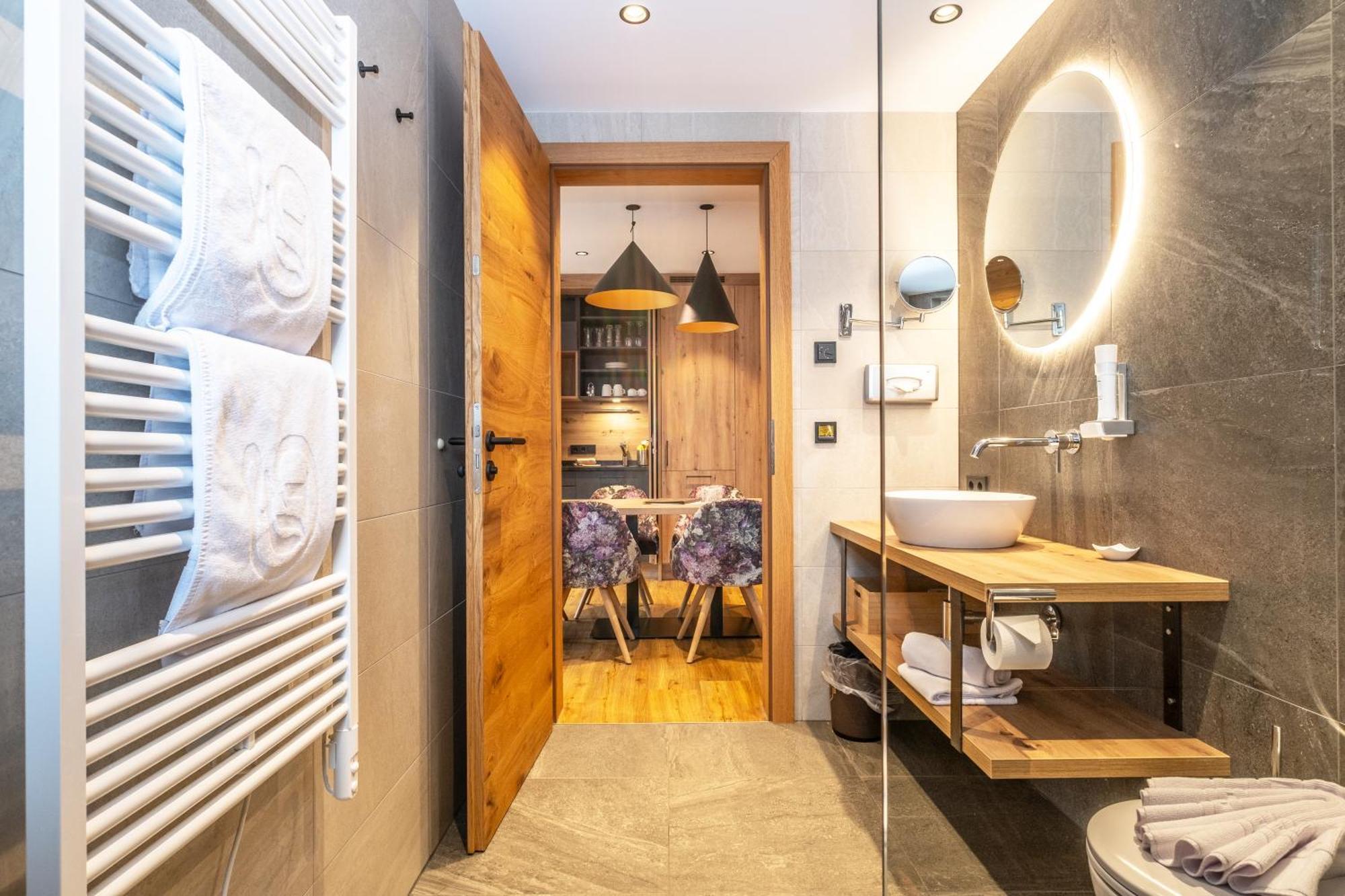 Dorfkrug Kaprun - Luxury Suites & Appartements Dış mekan fotoğraf